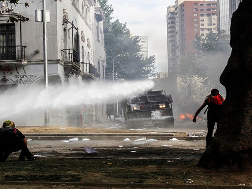 Tercer día de protestas, disturbios y represión en Chile