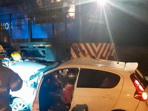 Un tren embistió contra un auto y murieron cuatro personas