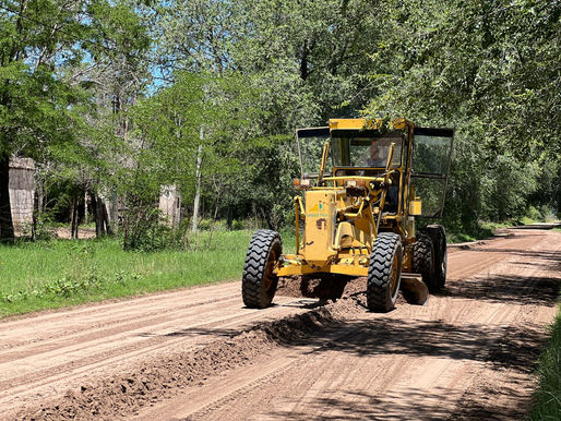 El municipio realizó el mantenimiento de calles y canales en diferentes barrios de la ciudad