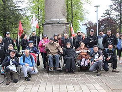 Asistentes a la subida de Peñacabarga posando en grupo junto a los arrastrasillas