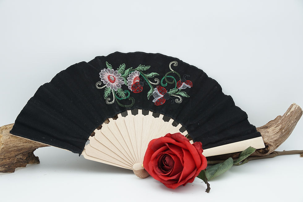 eventail noir brodé coccinelles ouvert