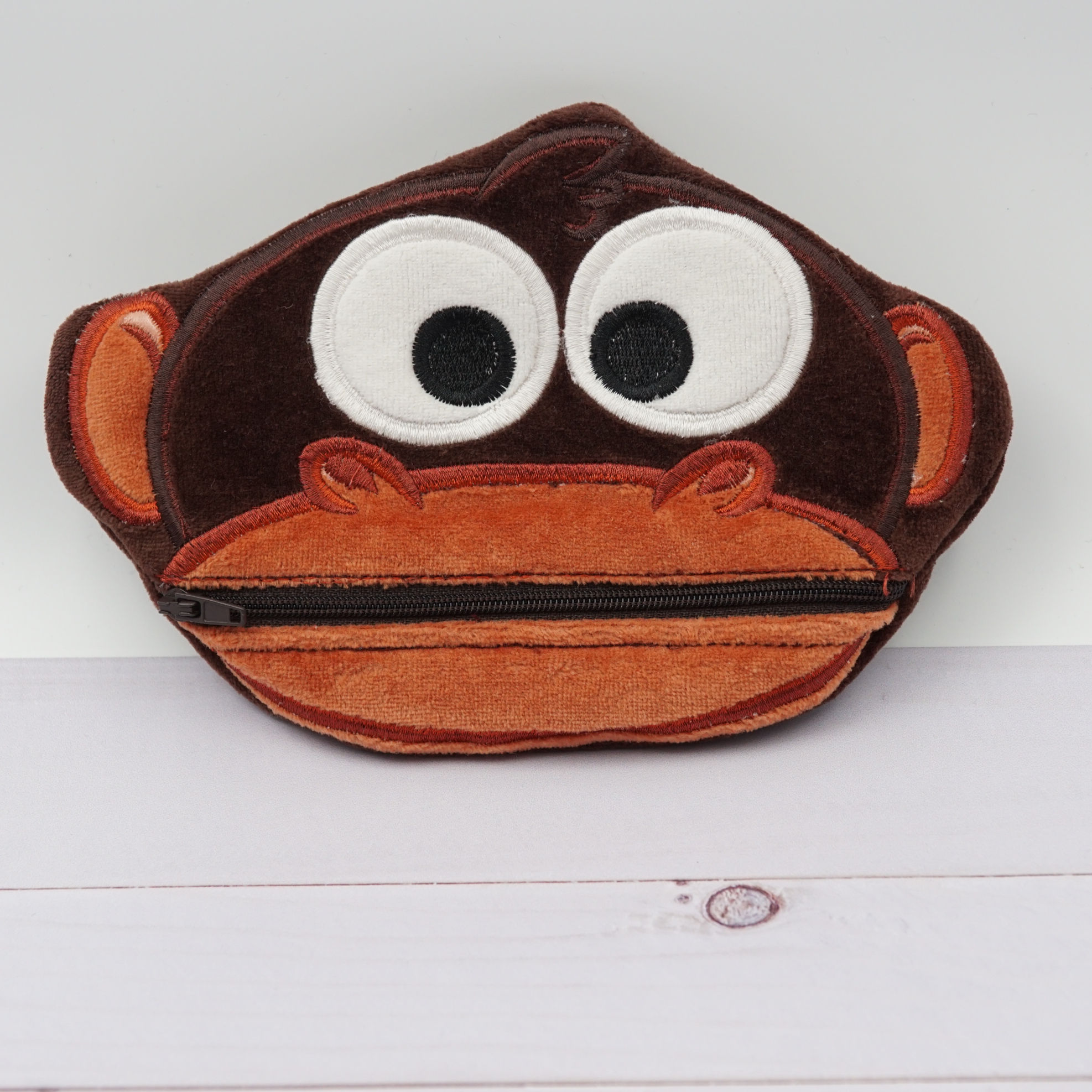 trousse brodée singe