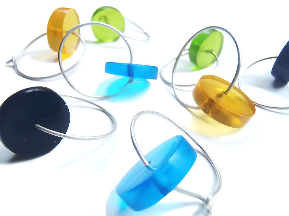 Arracadas pequeñas de resina hechas una a una a mano en variedad de colores