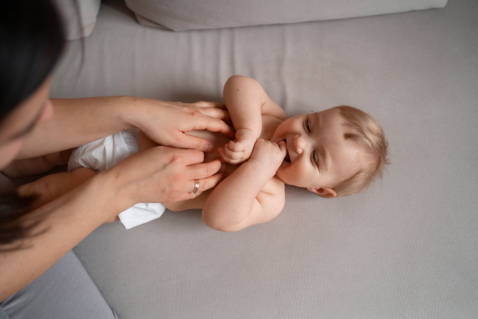 vista-superior-madre-cosquillas-bebe.jpg