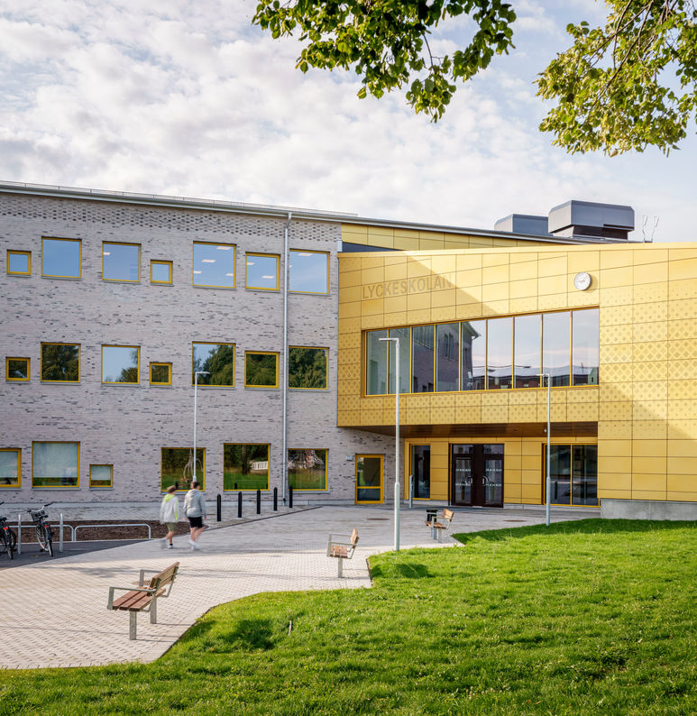 Lyckeskolan i Kinna exteriör ingång och entré