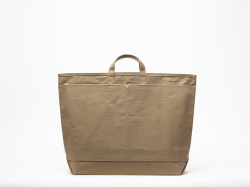 Base Tote L | This is a(n)
