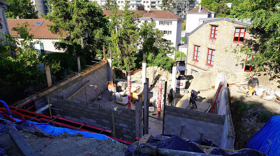 Chantier d'architecture à Sèvres avec fondations.