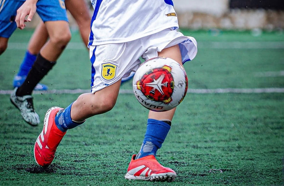 jugador de futbol pateando una pelota