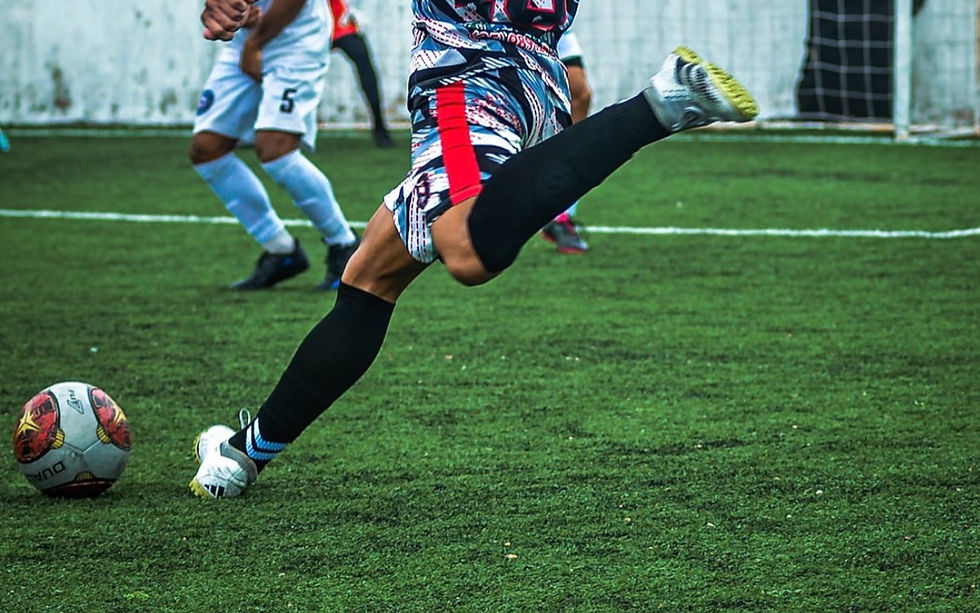 jugadro pateando un penal