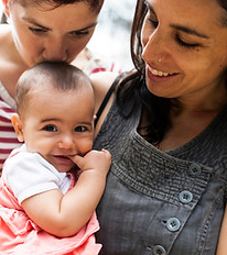 Pareja de lesbianas con bebe