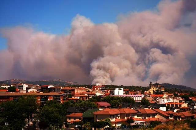 Las columnas de humo en Ávila (Foto: Manu Fernández).