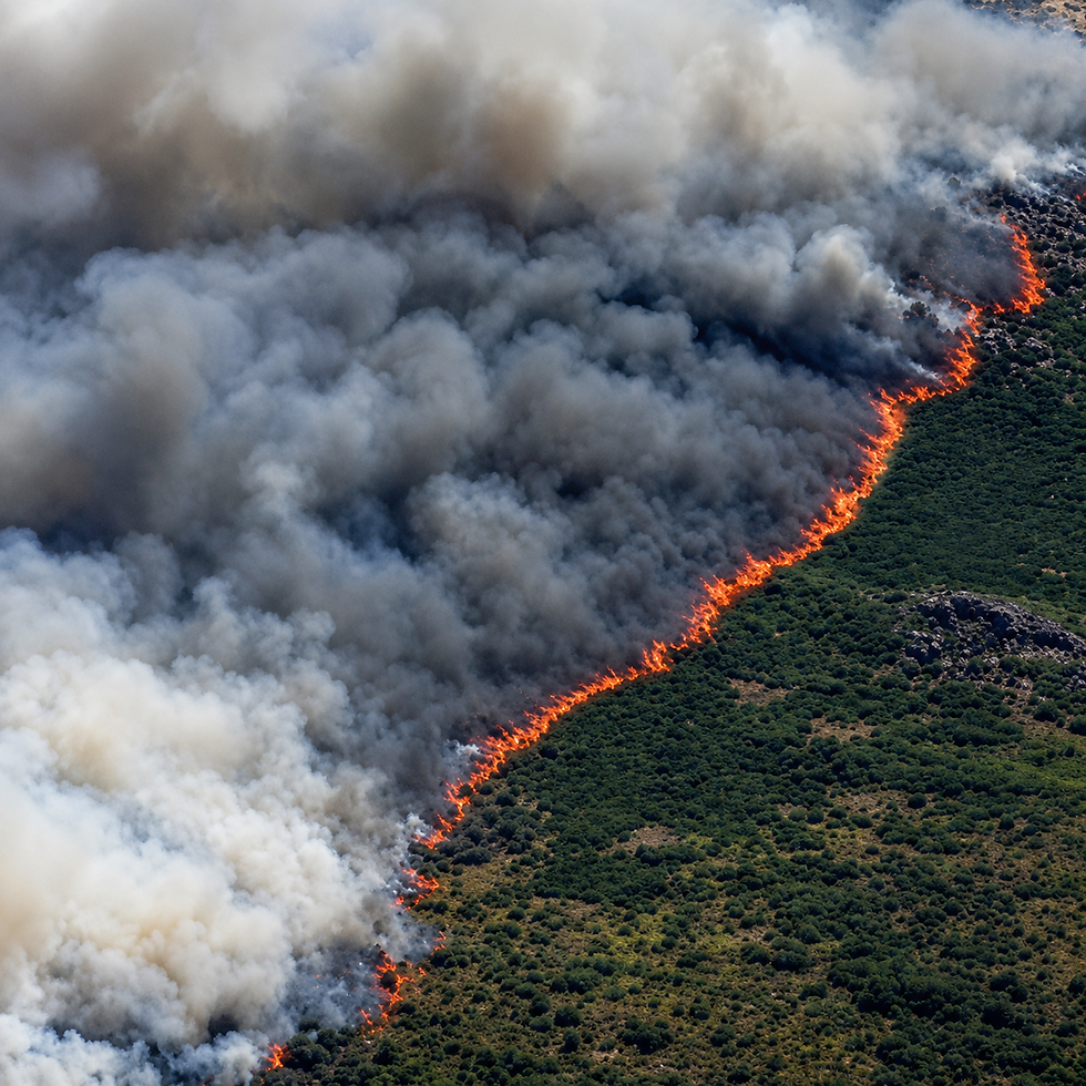 El fuego avanza sobre las montañas de Burgohondo, en Ávila, la llamada ciudad amurallada de España (Foto: Reuters/Ana Beltran).
