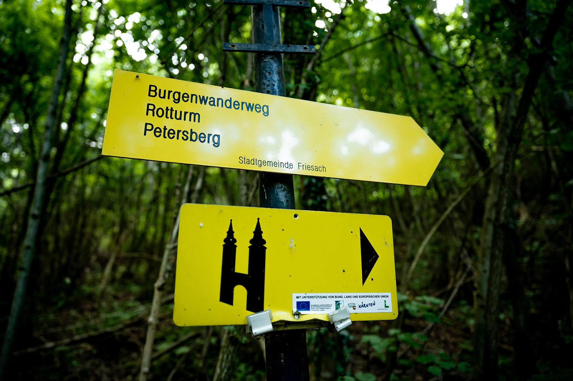 Wegweiser Burgenwanderweg Friesach und Hemmapilgerweg