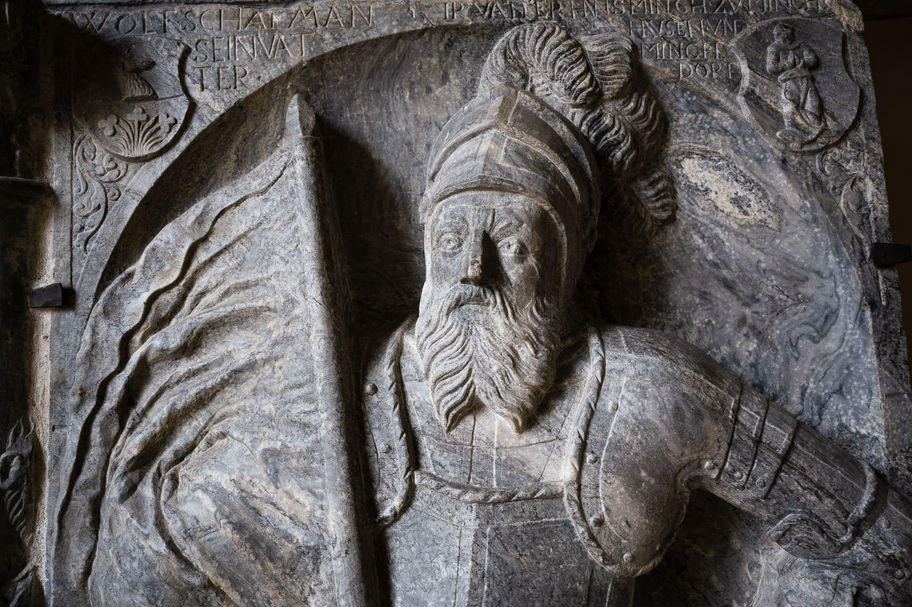Detail eines spätmittelalterlichen Epitaphs mit der Darstellung eines Ritters in der Stadtpfarrkirche St. Bartholomäus Friesach.