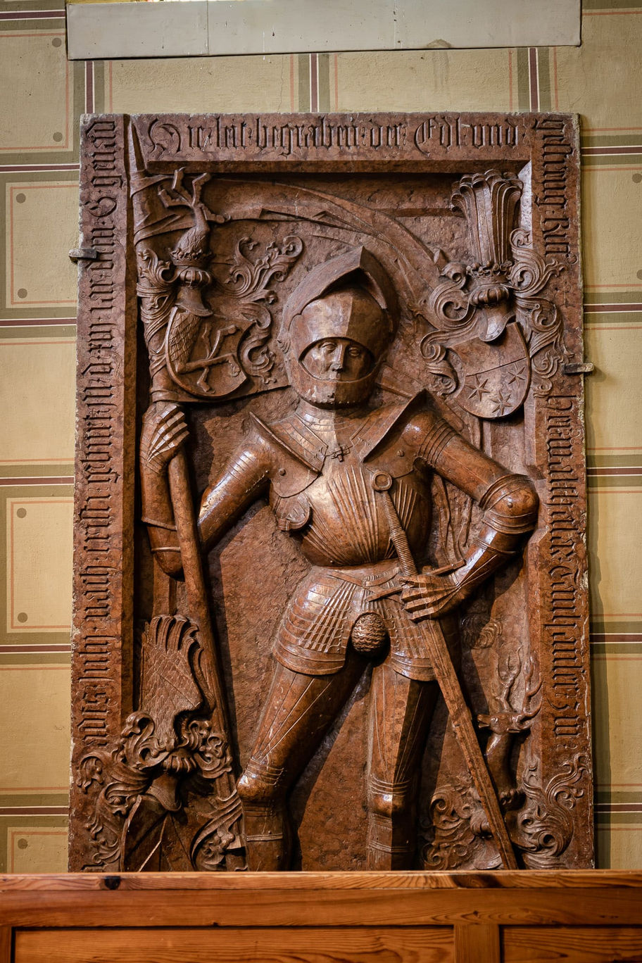Spätgotische Grabplastik aus rotem Marmor mit Darstellung des Ritters Balthasar von Thannhausen in der Dominikanerkirche St. Nikolaus in Friesach.