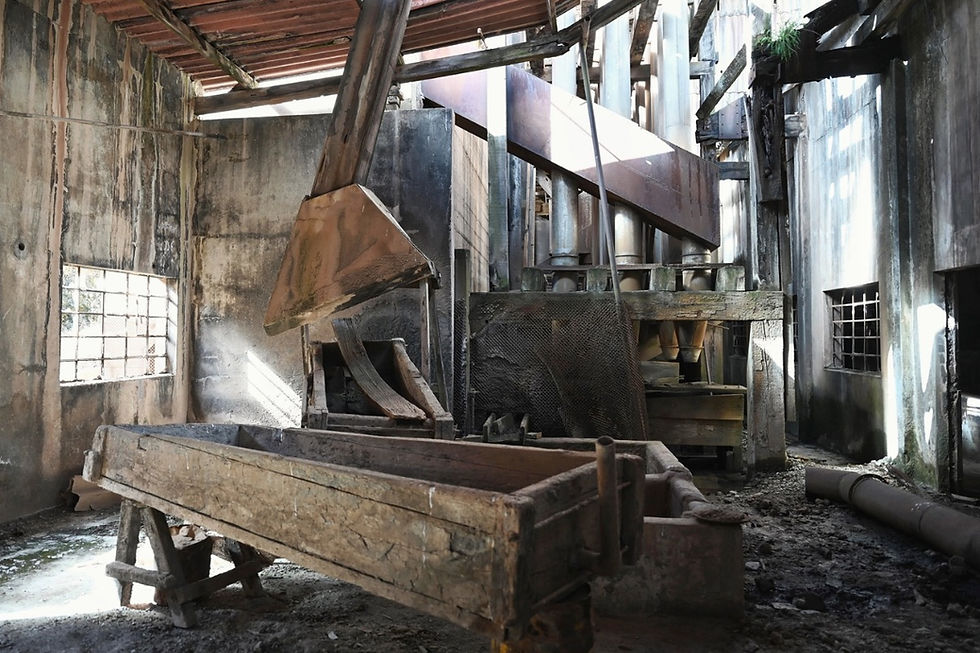 Alte Gerätschaften zur Verarbeitung von Quecksilber in der Industrieanlage der Mina Santa Bárbara
