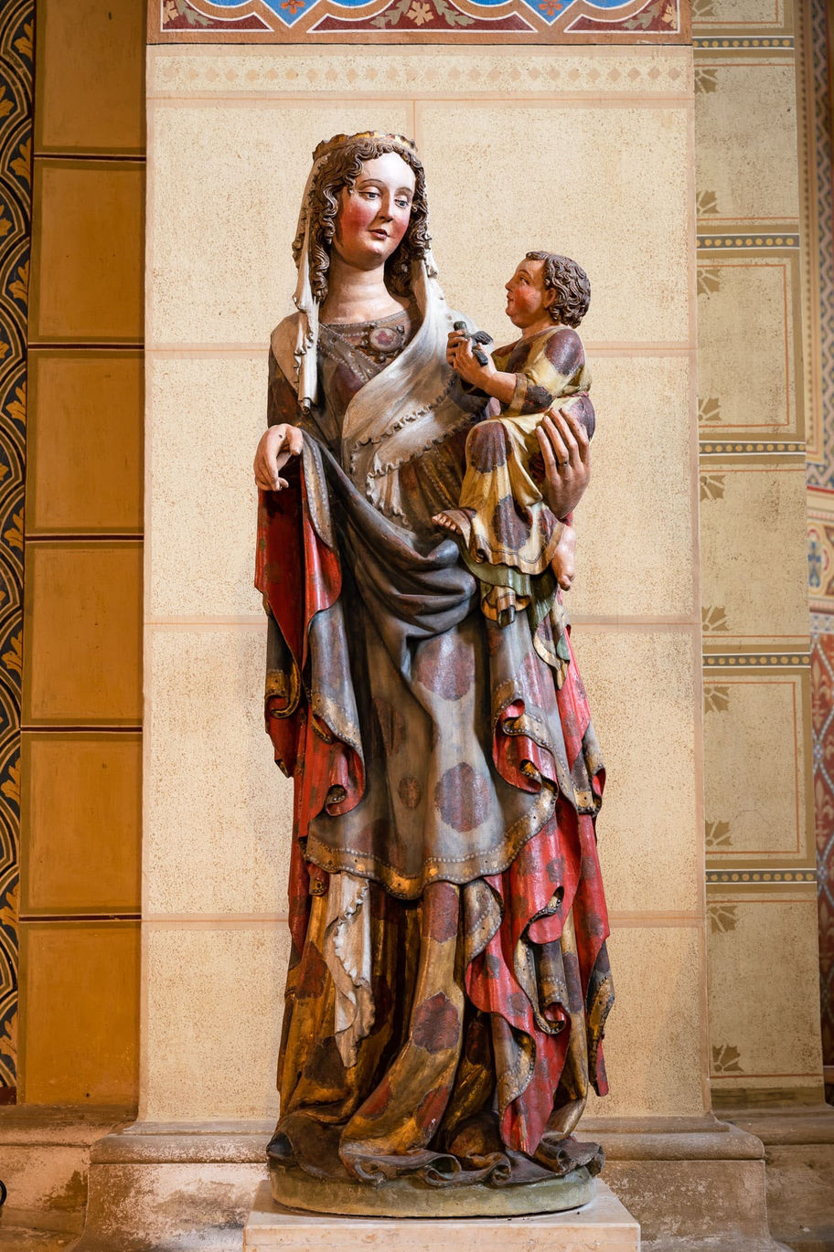 Steinerne Madonna mit Kind mit originaler Farbfassung, um 1300, in der Dominikanerkirche St. Nikolaus in Friesach.