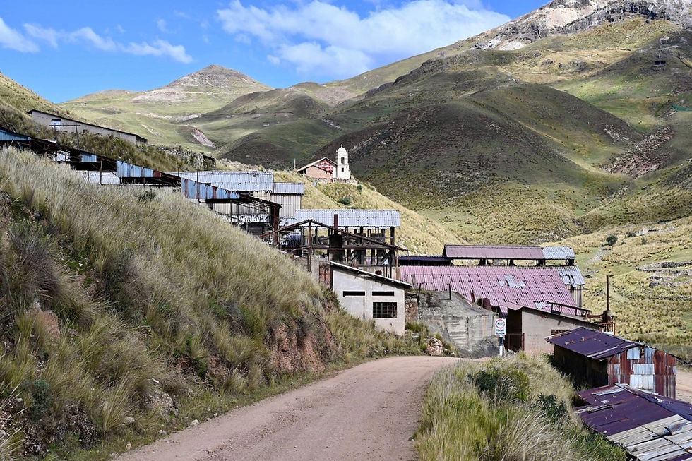 Historische Industrieanlage der Quecksilbermine Santa Barbara in Peru mit Blick auf die Kirche der ehemaligen Bergarbeitersiedlung im Hintergrund.