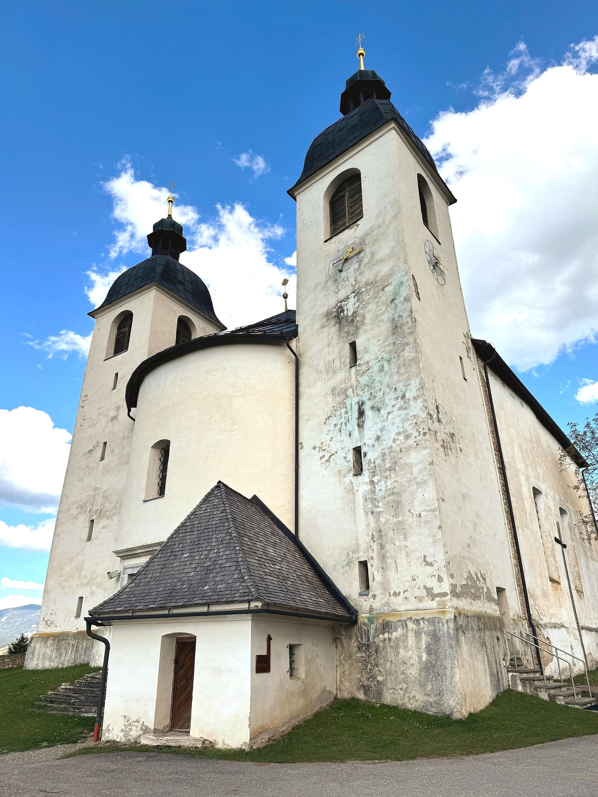 Barocke Kirche mit zwei Türmen