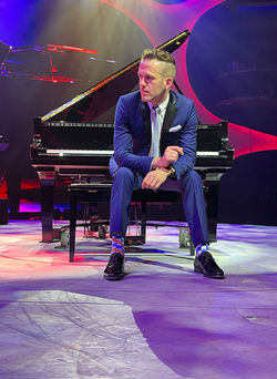 ID023062-jason-lyle-black-performerphoto