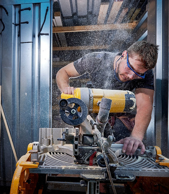 Timmerman van EVE Bouwbemiddeling met zaagtafel