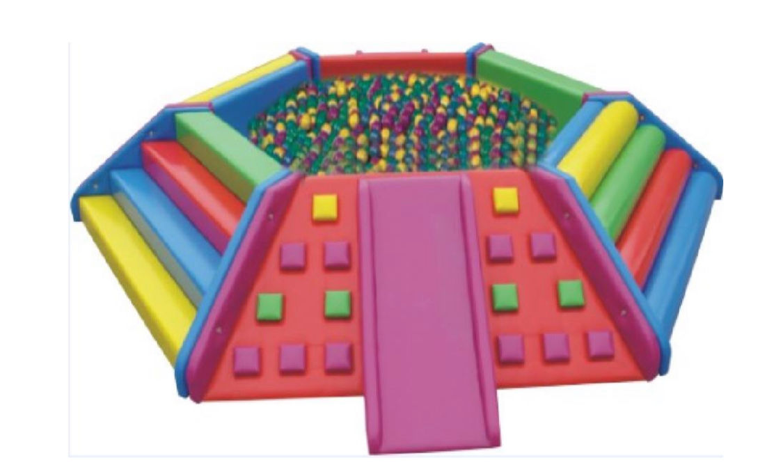 PISCINA CON PALLINE ESAGONALE