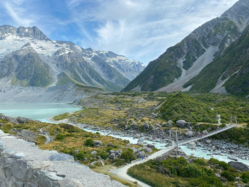 Eerste hangbrug op de Hooker Valley Track bij Mt Cook, Nieuw-Zeeland, met uitzicht op bergen en vallei – nog steeds een mooie wandeling ondanks de tijdelijke afsluiting van de tweede brug.