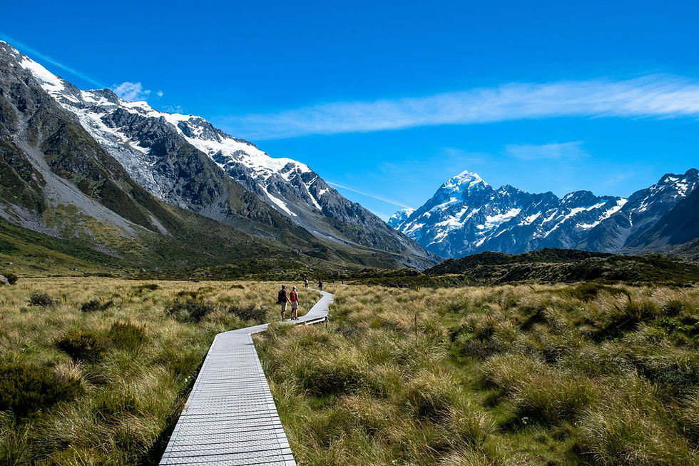 Wandelaars op de Hooker Valley Track met uitzicht op Aoraki Mount Cook in Nieuw-Zeeland