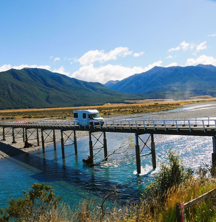 Uitzicht vanuit de TranzAlpine trein bij Arthur's Pass, een bijzondere reiservaring tijdens een unieke rondreis door Nieuw-Zeeland