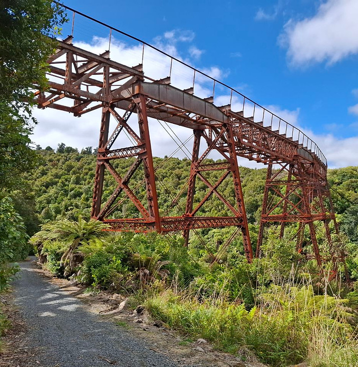 Historische brug op de Old Coach Road, een bijzondere route buiten de gebaande paden in Nieuw-Zeeland