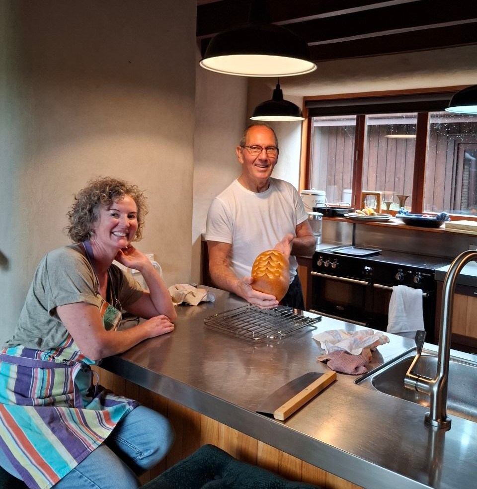 Samen brood bakken met een lokale host tijdens een kleinschalige farmstay in Nieuw-Zeeland