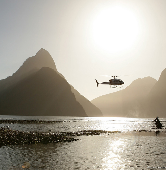 Helikoptervlucht boven Milford Sound tijdens een luxe rondreis door Nieuw-Zeeland