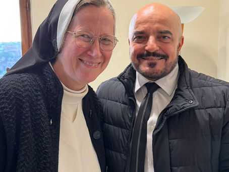 La hermana Alford recibió al Dr. Gallardo en la Pontificia Academia de Ciencias Sociales