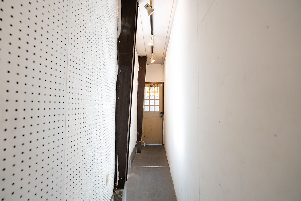 正面右手のドアより