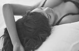 Jonge vrouw liggend in bed dragen van li