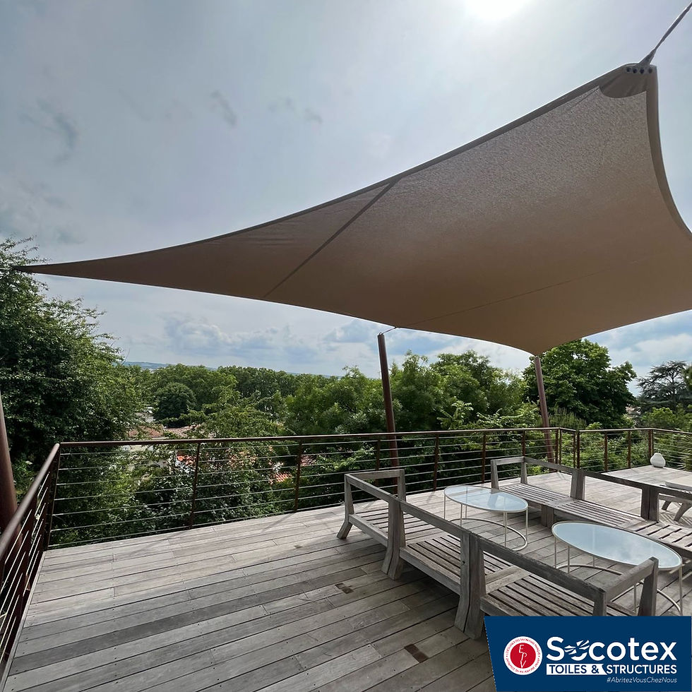 Une voile d'ombrage fabriquée sur mesure pour ombrager une terrasse suspendue