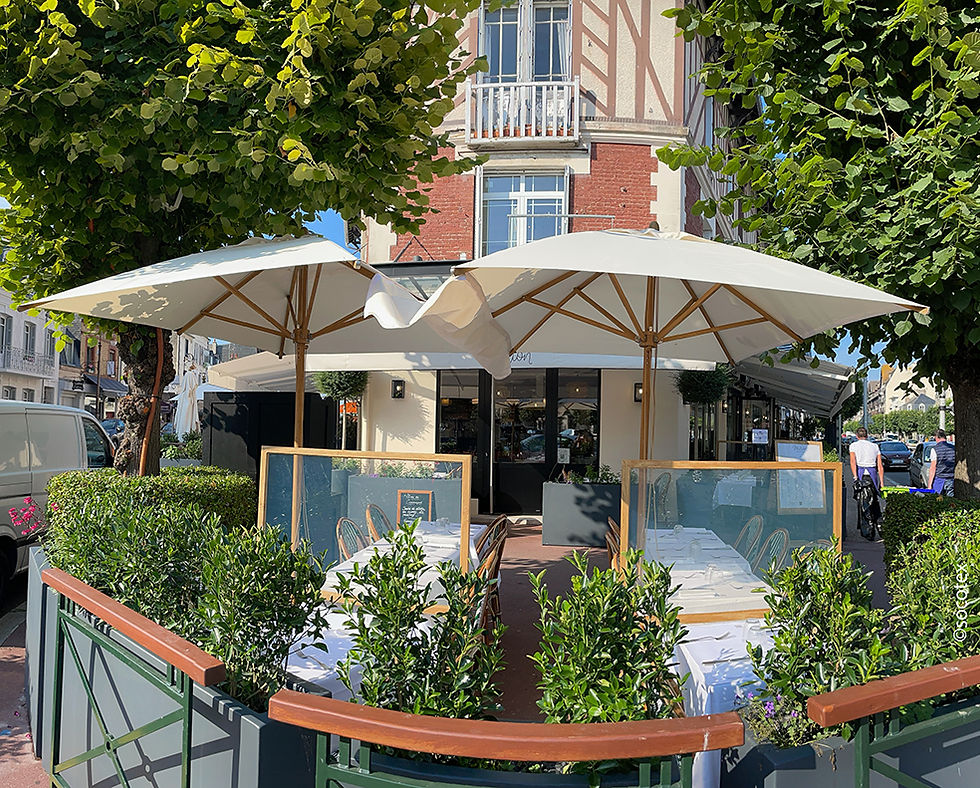 Les Parasols au design Chic et naturel, pour cette terrasse de Restaurant