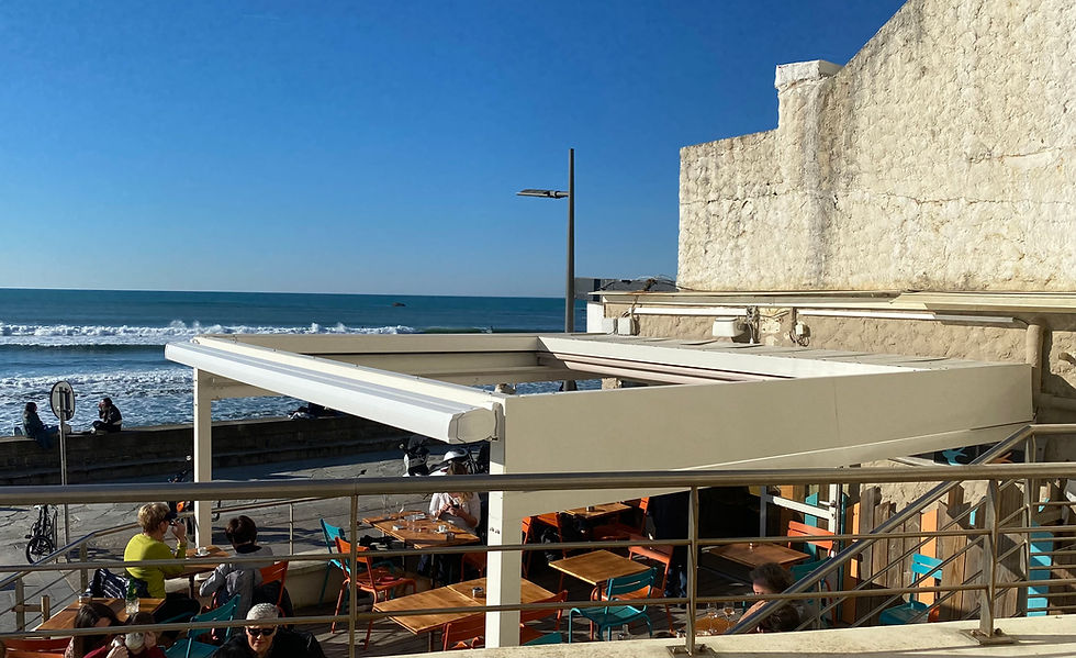 📍Etape à Biarritz. Nos stores et pergola face à la côte des Basques