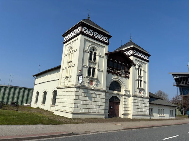 Erst die Nordmole (die nun mit einem Millionenaufwand neu gebaut wird), jetzt das Alte Kraftwerk vor der Kaiserschleuse: Sind die historischen Gebäude in unserer Stadt bei „bremenports“ in guten Händen? Was meint ihr? Nach Angaben von „Bremenports“ ist das 1896/1897 erbaute Kraftwerk mit seinen zwei markanten Türmen kaum noch zu retten. Der Sanierungsaufwand: 4,5 Millionen Euro. Das sei zu teuer. Das wirft einige Fragen auf: Warum wurde so lange gewartet? Warum konnten keine Nutzer gefunden werden? Jahrelanger Leerstand hat noch keinem Gebäude gutgetan. Bremenports ist Eigentümer. Das Gebäude, 1896/1897 erbaut, steht unter Denkmalschutz. Das verpflichtet. Das Alte Kraftwerk steht zweifellos für die maritime Geschichte unserer Stadt. Schon bei der alten Nordmole hatte sich „Bremenports“ nicht gerade mit Ruhn bekleckert. Seit 2002 verwaltet bremenports im Auftrag der Freien Hansestadt Bremen die Hafeninfrastruktur und war somit für den baulichen Zustand der Mole verantwortlich. Erst na
