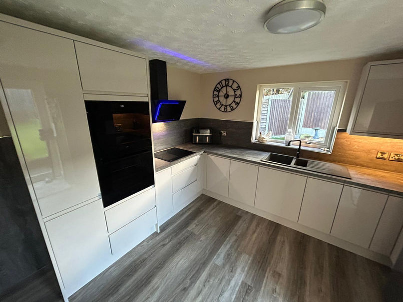 Integrated kitchen appliances in a Cashmere Gloss fitted kitchen