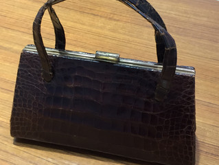アリゲーターのバッグを買取させて頂きました。