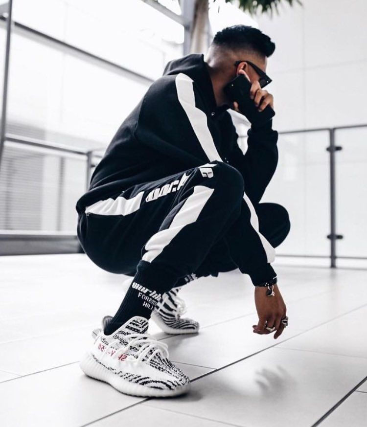 Adidasi Yeezy Zebra cum se asorteaza
