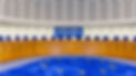 Boş AİHM duruşma salonu, mavi pankartta "EUROPEAN COURT OF HUMAN RIGHTS" yazısı.