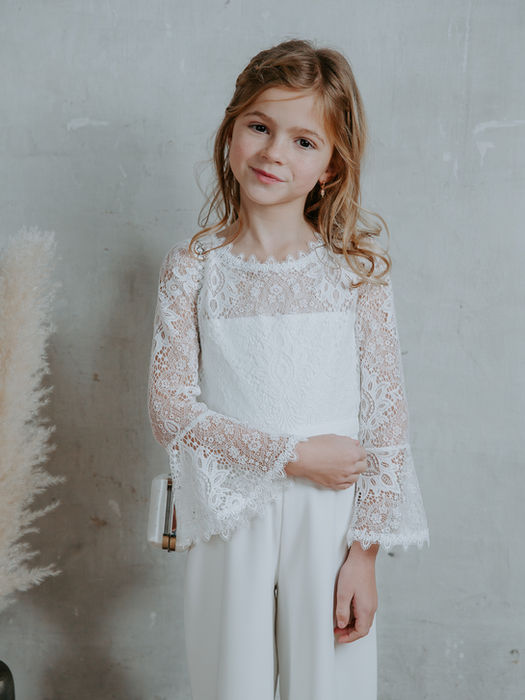 Modern wit communiejumpsuit met kanten top en lange uitlopende mouwen – Turnhout.