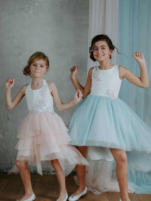 Dansende meisjes in speelse roze en mintgroene tule kleedjes – Youniek Bruidsmode.