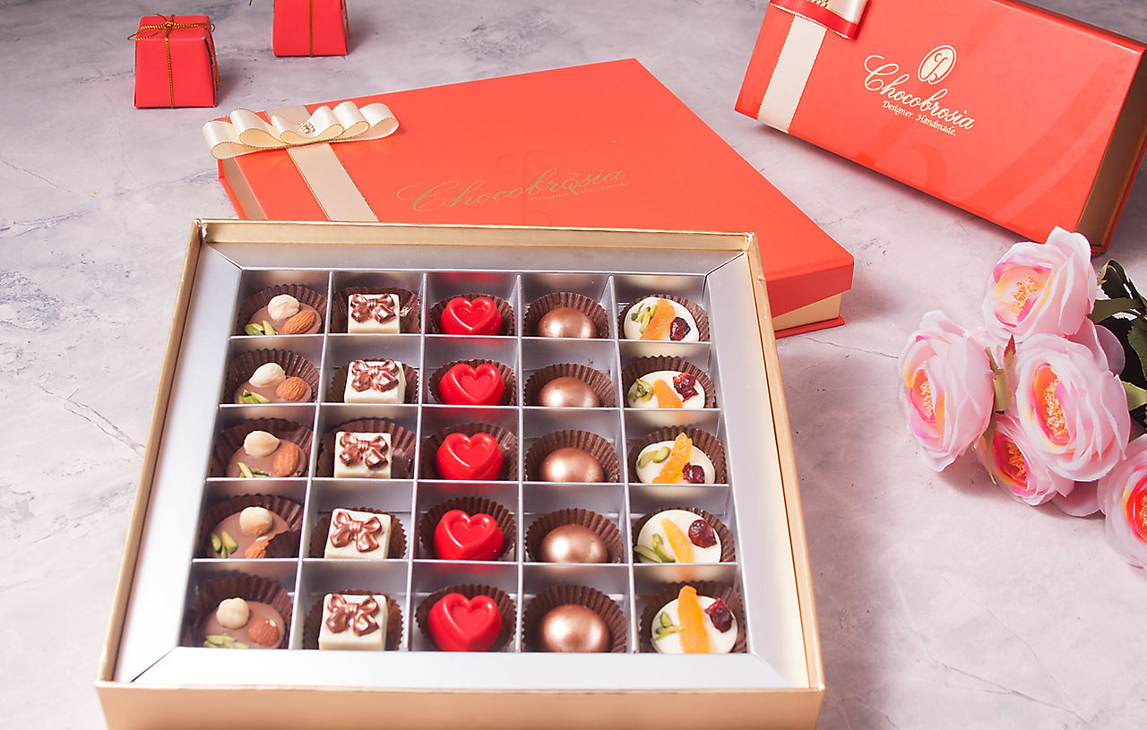 Valentine’s Day chocolate box with 25 heart chocolates for Valentine’s Day corporate gifting, Valentine’s day gifts for her and Valentine Gifts for him