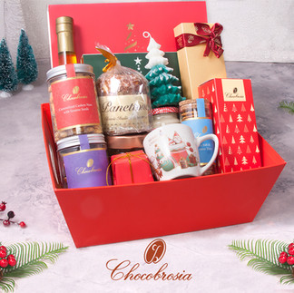 Christmas Gift hamper basket with handmade Christmas sweets, Christmas chocolates, olive oil, candles and Christmas dried fruits for X’mas corporate gifting, Xmas personal gifting and VIP Christmas gifts