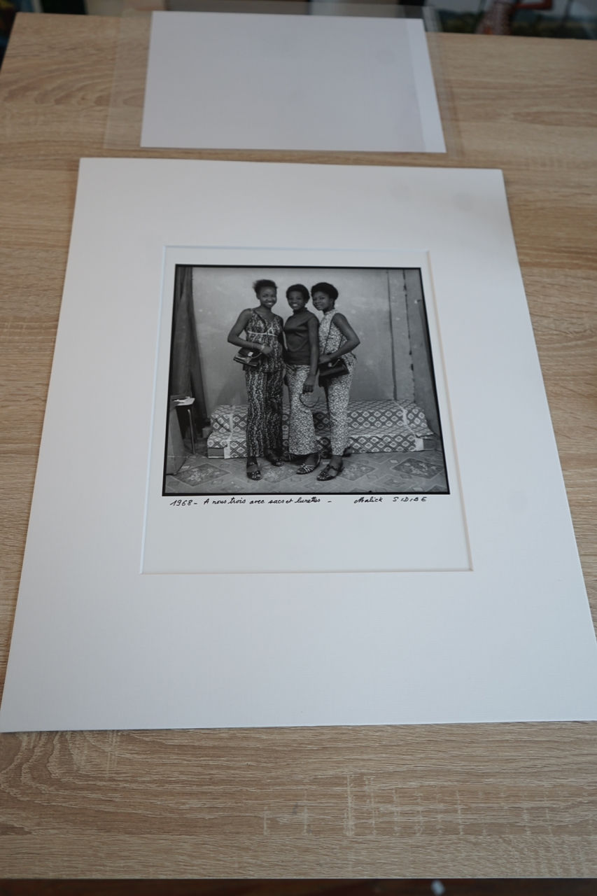 Miniature : Malick Sidibé - A nous trois avec sacs et lunettes - 1968