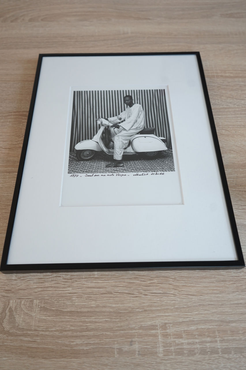 Miniature : Malick Sidibé - Seul sur ma moto Vespa - 1977