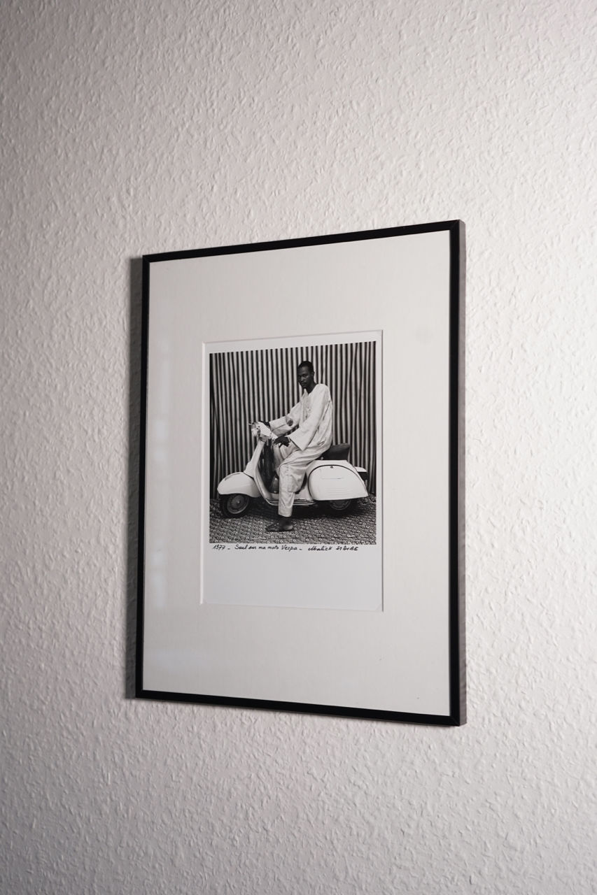 Miniature : Malick Sidibé - Seul sur ma moto Vespa - 1977